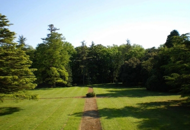 Château entouré dun parc luxuriant