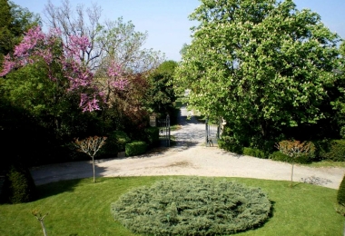 Cour devant les grilles du château