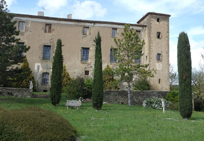 Château 15ème siècle appartement restauré parc avec vues imprenables 