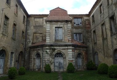 Château 15ème siècle appartement restauré parc avec vues imprenables 