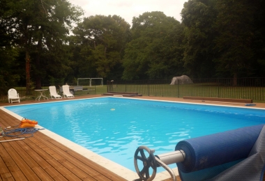 Belle piscine au milieu d#qun parc arboré