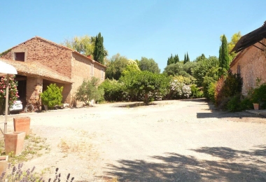 Charmant corps de bâtiments en bord de village