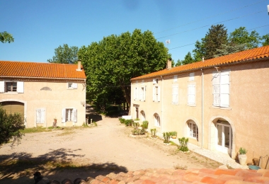 Vue jardin du charmant domaine viticole en Languedoc