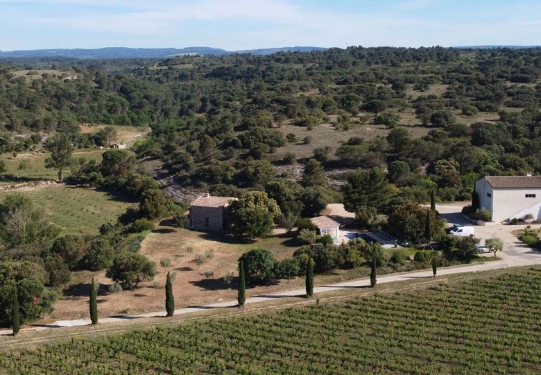 Vue générale des vignes d#qun charmant domaine viticole de 26 ha env. dont 17 ha de vignes cultivées en bio et biodynamie en A.O.P et I.G.P.