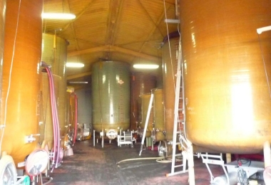 La cave de vinification de la propriété viticole en vente dans l#qHérault