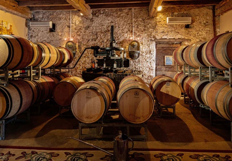 Cave de vinification de la propriété viticole à vendre dans lAude en AOC Corbières