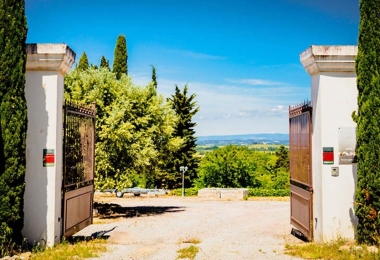 L#qentrée de la propriété viticole à vendre dans lAude en AOC Corbières