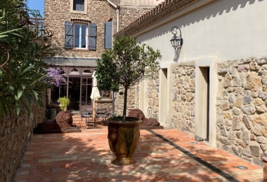 La terrasse de la propriété viticole à vendre dans lAude en AOC Corbières