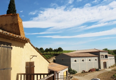 Vue extérieure de derrière du mas, du domaine viticole Bio dans l#qAude en AOP Corbières