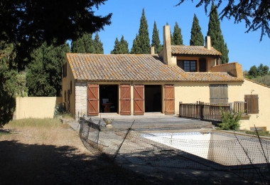 Vue extérieure du Mas du domaine viticole Bio dans l#qAude en AOP Corbières