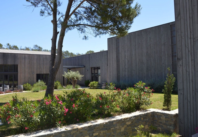 Vue extérieure d#qun beau domaine Bio en AOP Pic Saint Loup