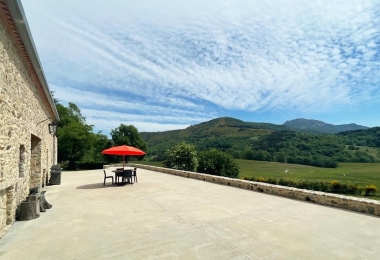 La terrasse ouverte sur les montagne du mas Catalan à la vente