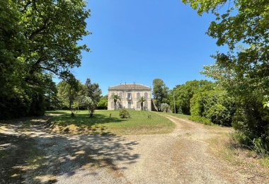 Vue extérieure du beau domaine -viticole de charme en Languedoc.