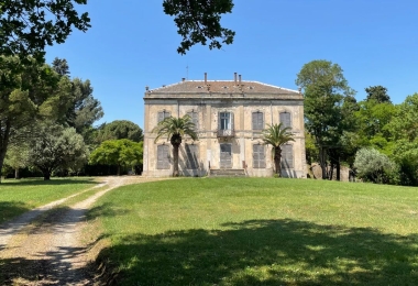 Vue extérieure du beau domaine viticole canal du midi.