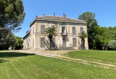 Vue extérieure du beau domaine viticole avec maison de maître