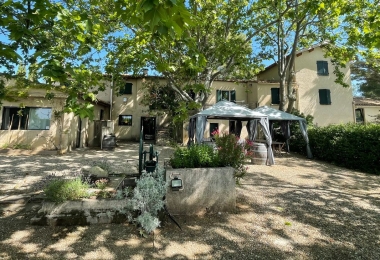 Entrée du domaine agro-touristique dans le Languedoc à la vente