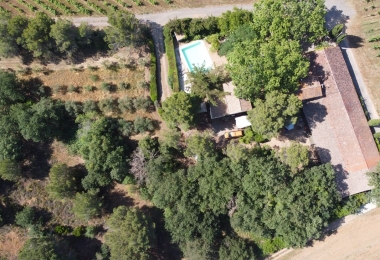 Vue aérienne du charmant domaine agro-touristique à la vente dans le Languedoc