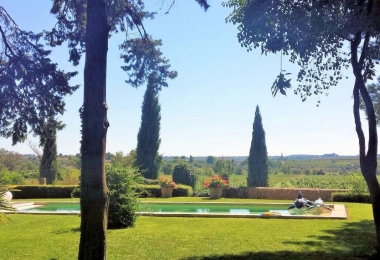 Vue du jardin du domaine à vendre en région Occitanie