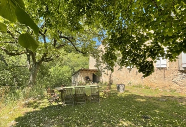 Jardin de la propriété viticole en Languedoc