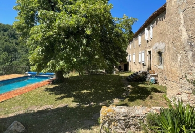 Piscine de la propriété viticole en Languedoc Occitanie