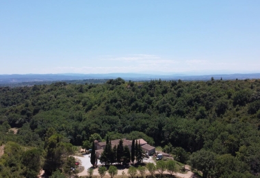 Vue aérienne de la propriété viticole en Languedoc