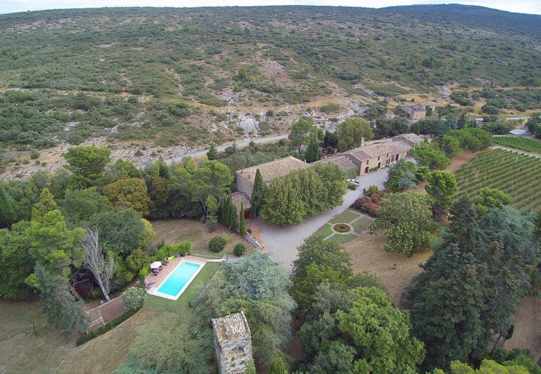 Vue aérienne du domaine viticole à vendre en Occitanie