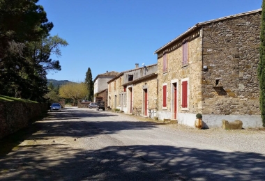 Vue de derrière du domaine viticole à vendre Occitanie