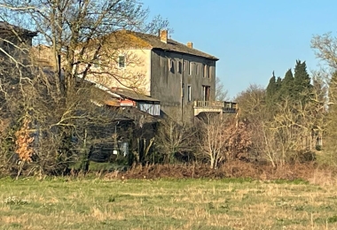 L#qEntrée du domaine viticole à la vente en Languedoc