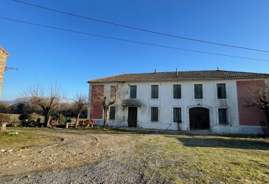 Vue de derrière du domaine viticole en vente dans le Languedoc