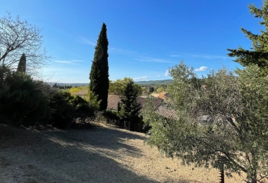 Vue générale du domaine viticole dans l#qHérault en Minervois