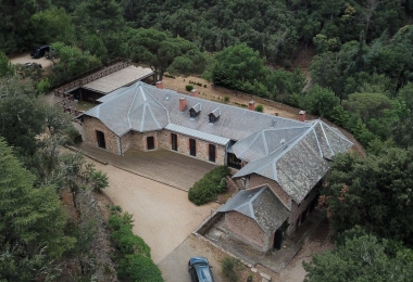 Vue aérienne du château à vendre dans le Languedoc