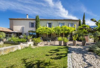 Domaine viticole en AOP Ventoux dans le Vaucluse a vendre Mas