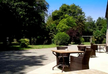 Terrasse aménagée avec vue sur le parc de 3 hectares 70 ares