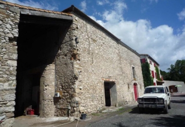 Aude, Propriété rurale, viticole et oléicole sur 310 hectares, vignes, oliveraies, champs, bois, longée par un gros ruisseau 