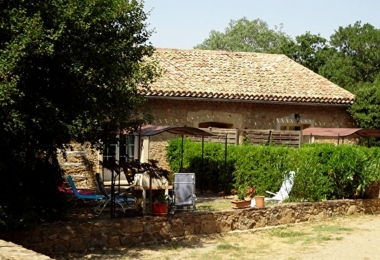 Terrasse des gîtes aménagés dans cet ancien moulin