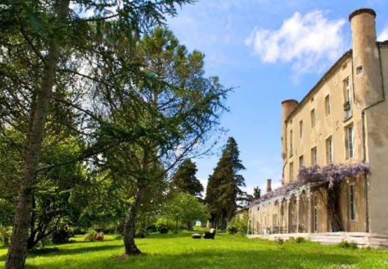 CHÂTEAU DE 740 M² HABITABLES, 14 HA DE PARC ET JARDIN 