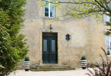 CHÂTEAU DE 740 M² HABITABLES, 14 HA DE PARC ET JARDIN 