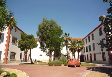 Corps de bâtiment en forme de U autour dune belle cour de réception.